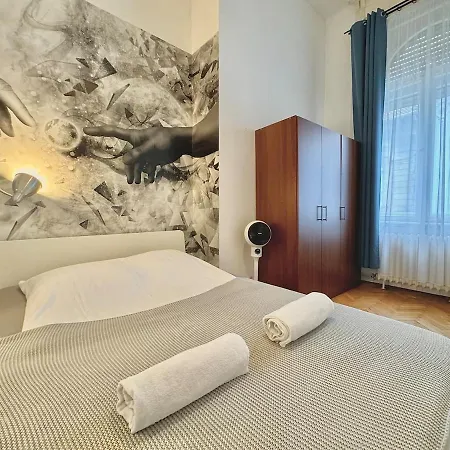 Trendy Spacious, Parking, Downtown, Ruin Pubs! Appartement Budapest