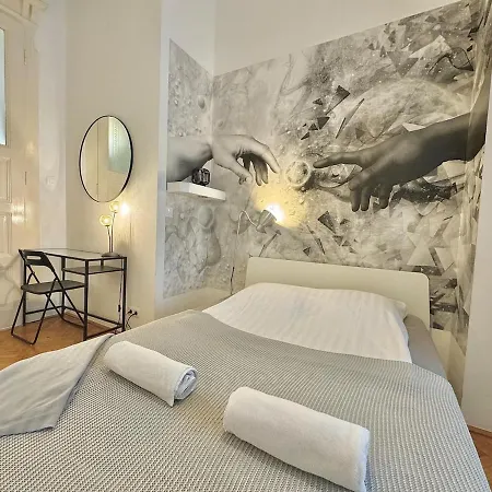 Trendy Spacious, Parking, Downtown, Ruin Pubs! Apartment Budapest