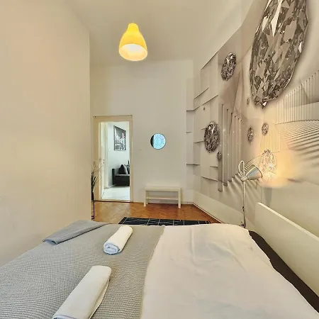 Trendy Spacious, Parking, Downtown, Ruin Pubs! Apartment *