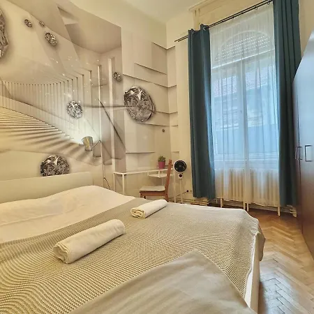 Trendy Spacious, Parking, Downtown, Ruin Pubs! Apartment